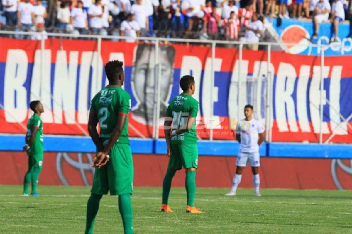 NO SE VIO EN TV: El detallazo de Bengtson con JC Espinoza y el homenaje a Adriel