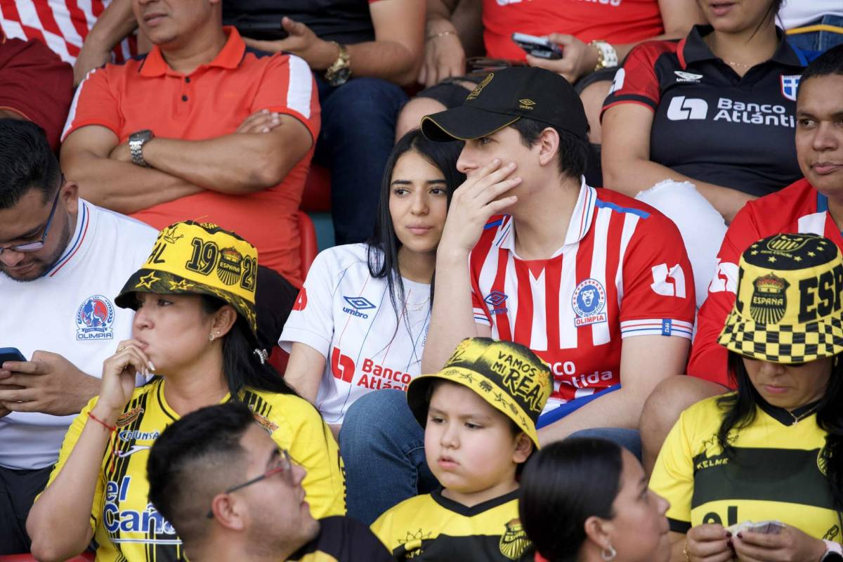 Espectacular llegada de la Ultra Fiel, la chica de Olimpia que fue la sensación y llenazo en el Chelato Uclés para la final