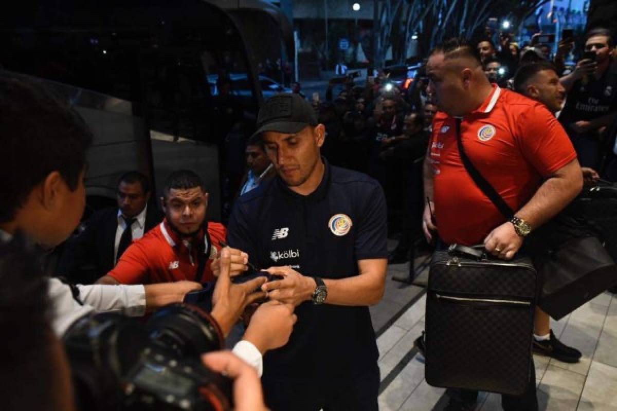 ¡Autógrafos, selfies y lágrimas! Keylor Navas desata locura a su llegada a Guatemala