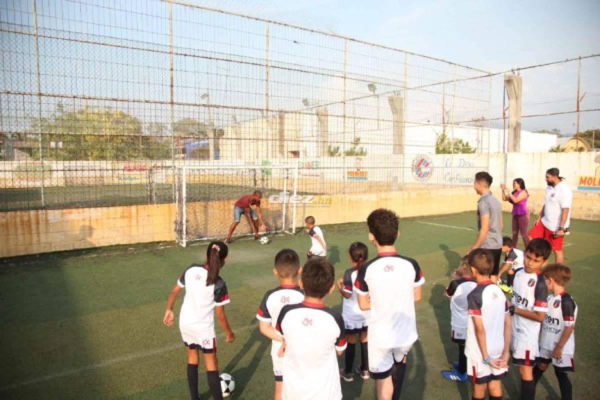 Brayan Beckeles hace visita sorpresa a niños de la academia de Marcelo Canales