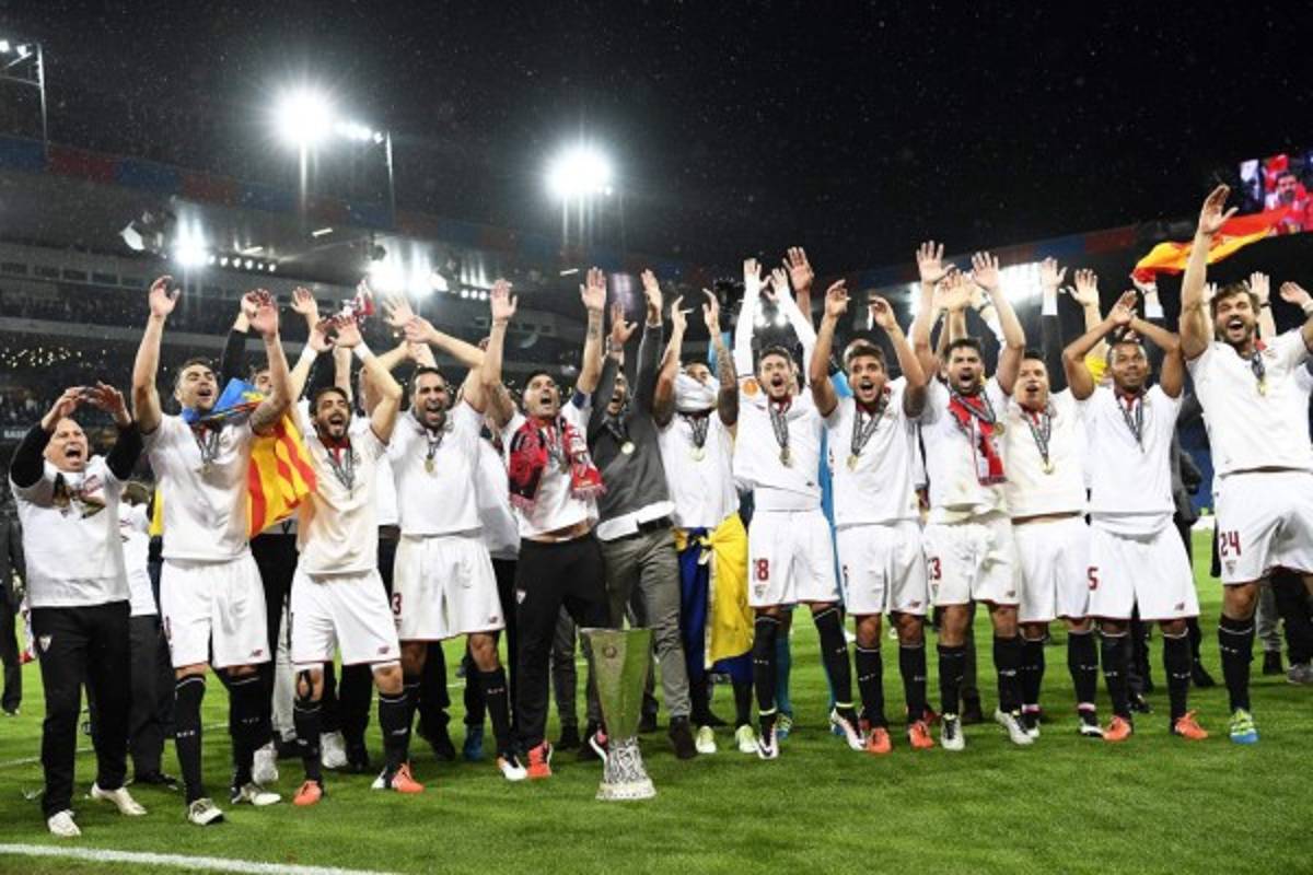 Locura de jugadores y aficionados del Sevilla por su título de Europa League