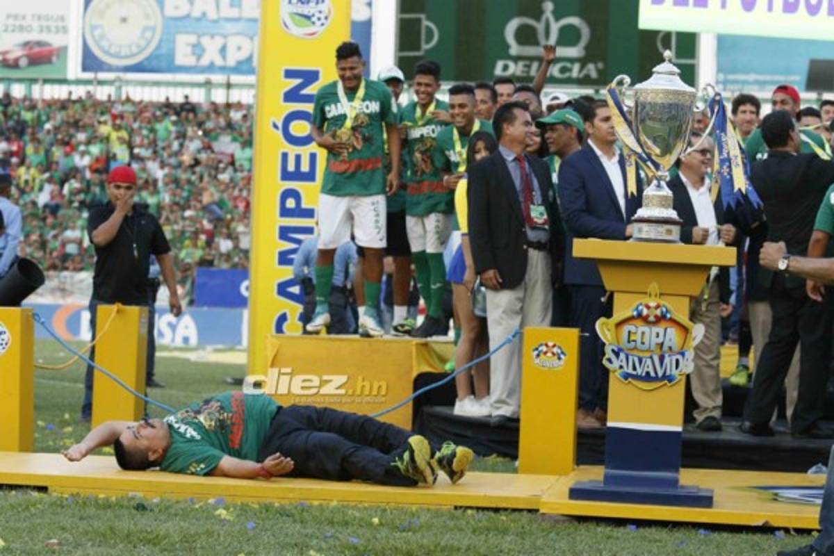 ¡Abrazos, lágrimas y besos! Eufórico festejo del Marathón tras coronarse campeón