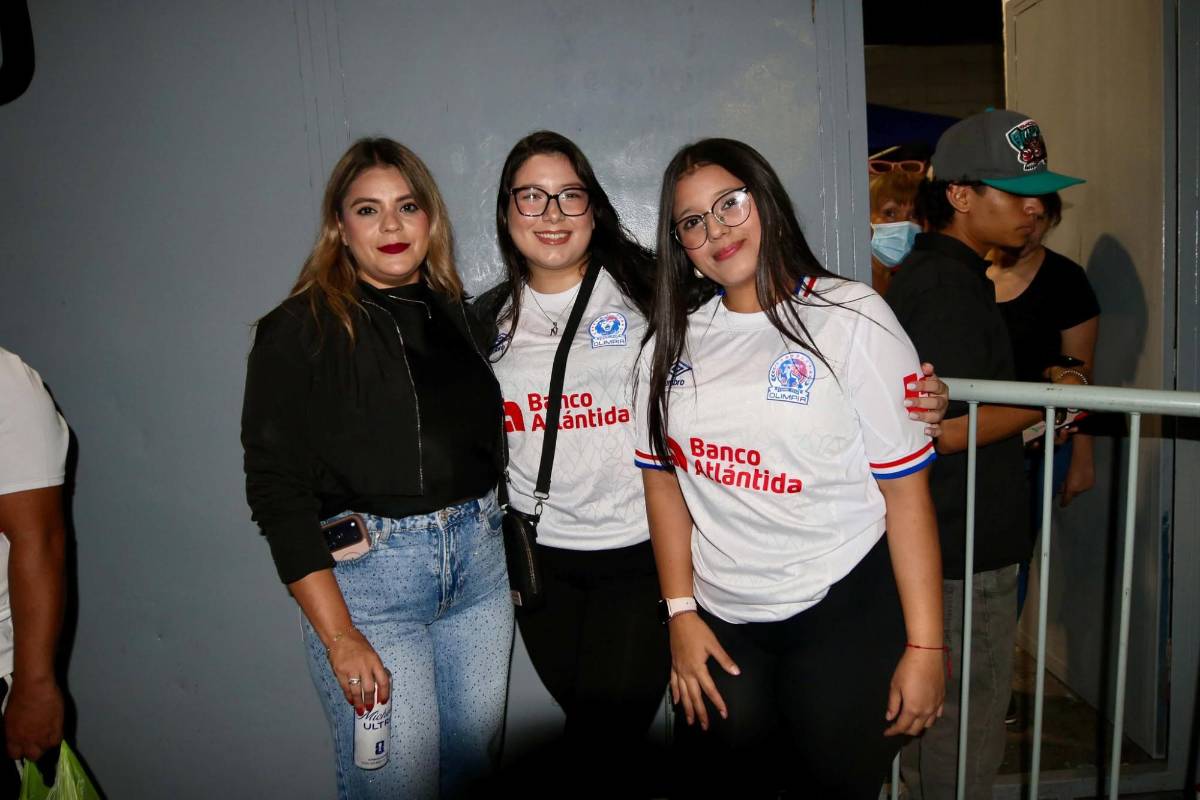 Ambientazo: el show de la Ultra Fiel y lindas chicas en la previa del Olimpia vs. Firpo