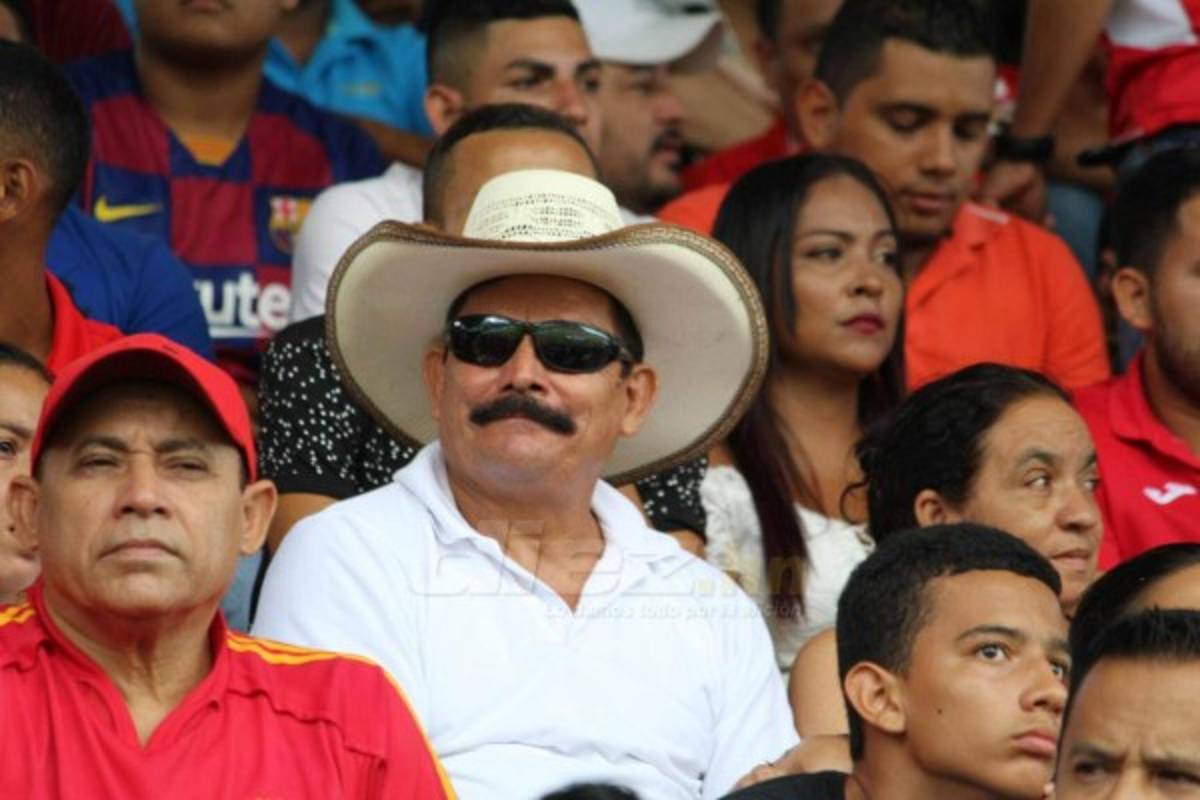 El emotivo festejo de Pedro Troglio, Firulais en la cancha y la fiesta blanca en Tocoa