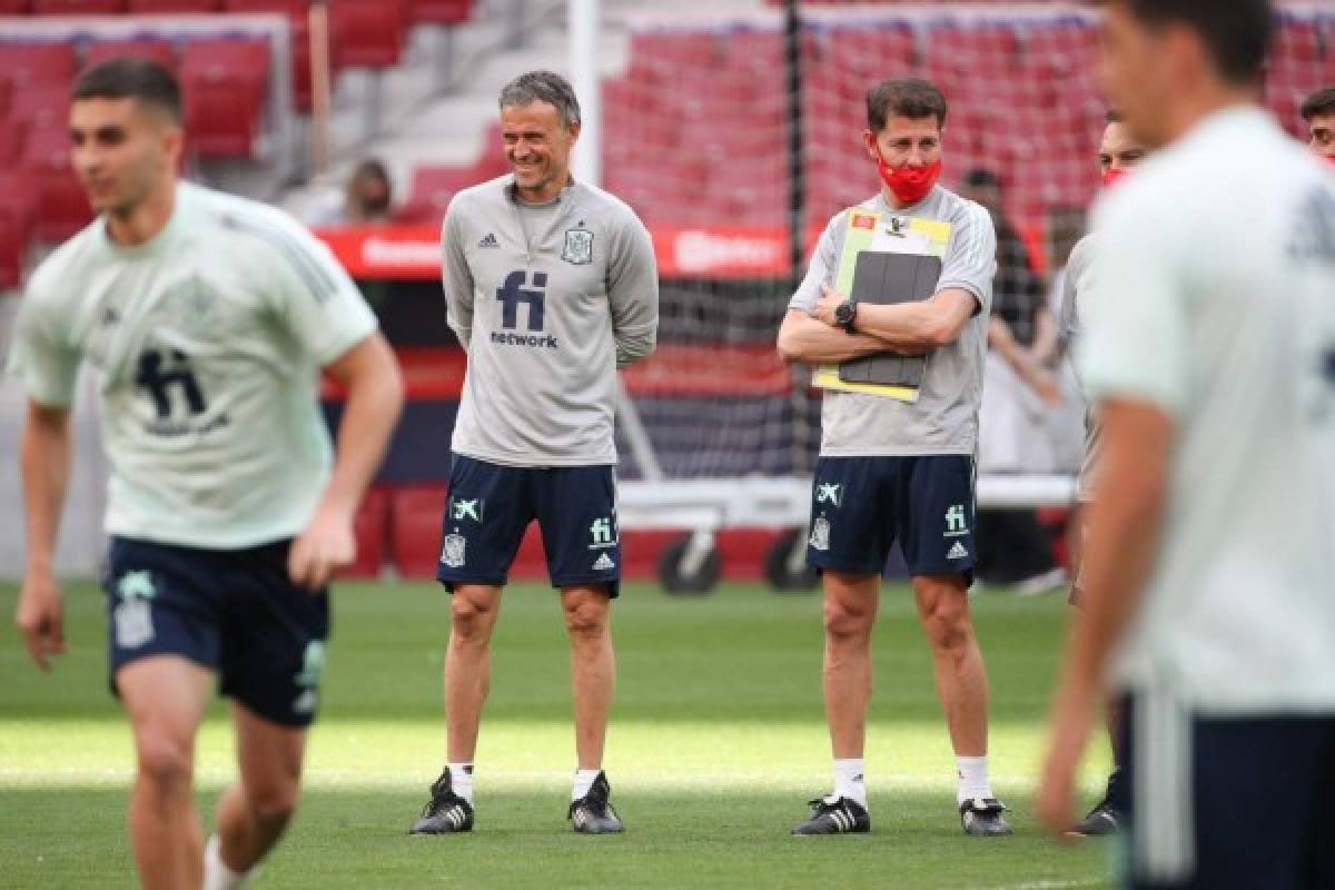 ¡Irreconocible! Crack del Barcelona visita el entrenamiento de España y sorprende con su nuevo look