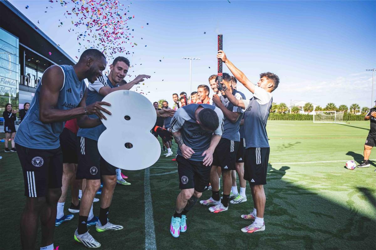 ¿Qué pasó con David Ruiz? Así recibieron a Messi en el Inter de Miami tras ganar el Balón de Oro: pasillo y abrazos