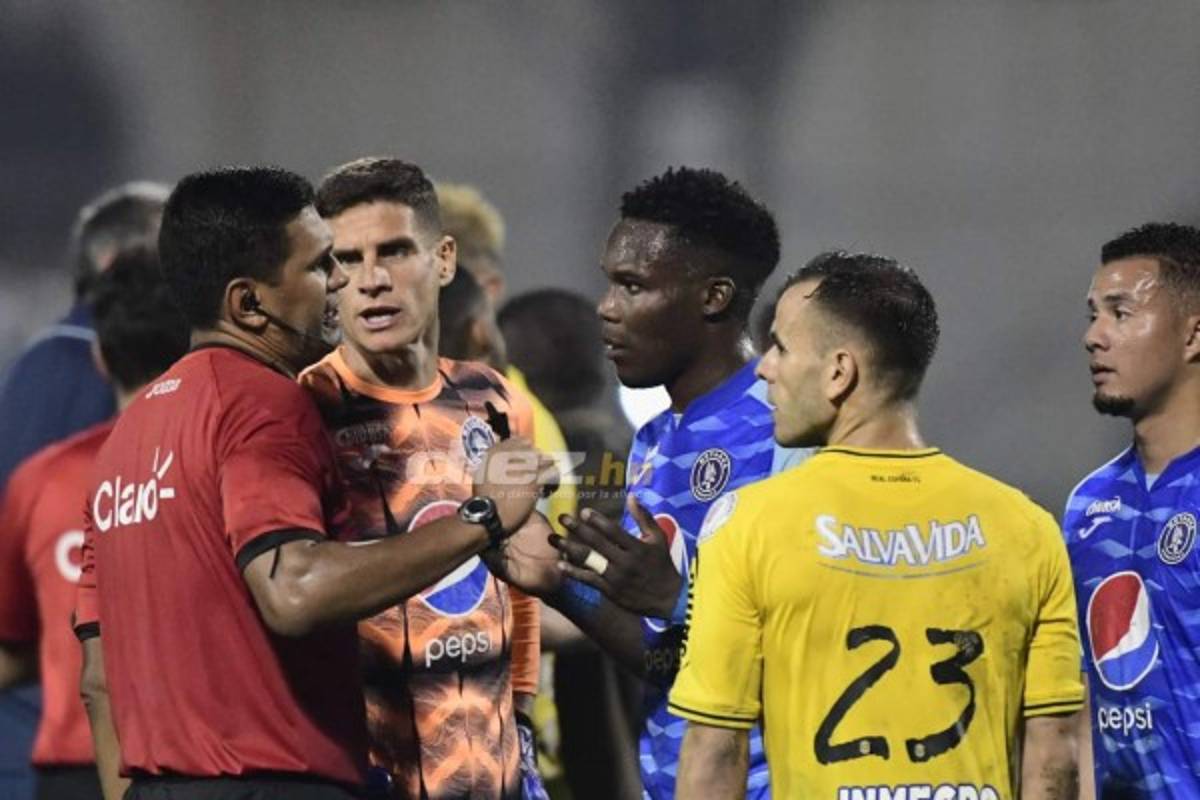 Latas, vasos y caja de cerveza: Diego Vázquez se descontroló en el Morazán