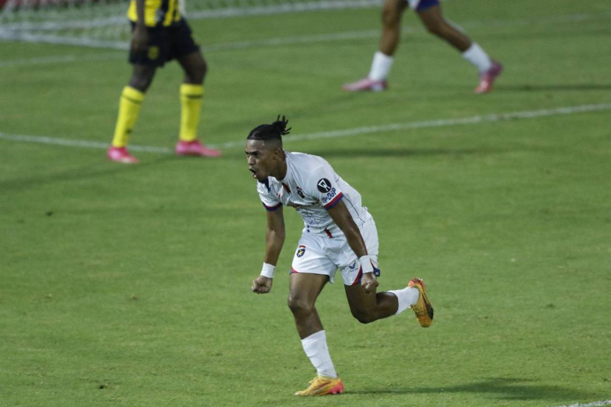 Atajadón de Buba López, pero Plaza Amador silencia el Morazán: la tristeza de Real España y belleza en las gradas