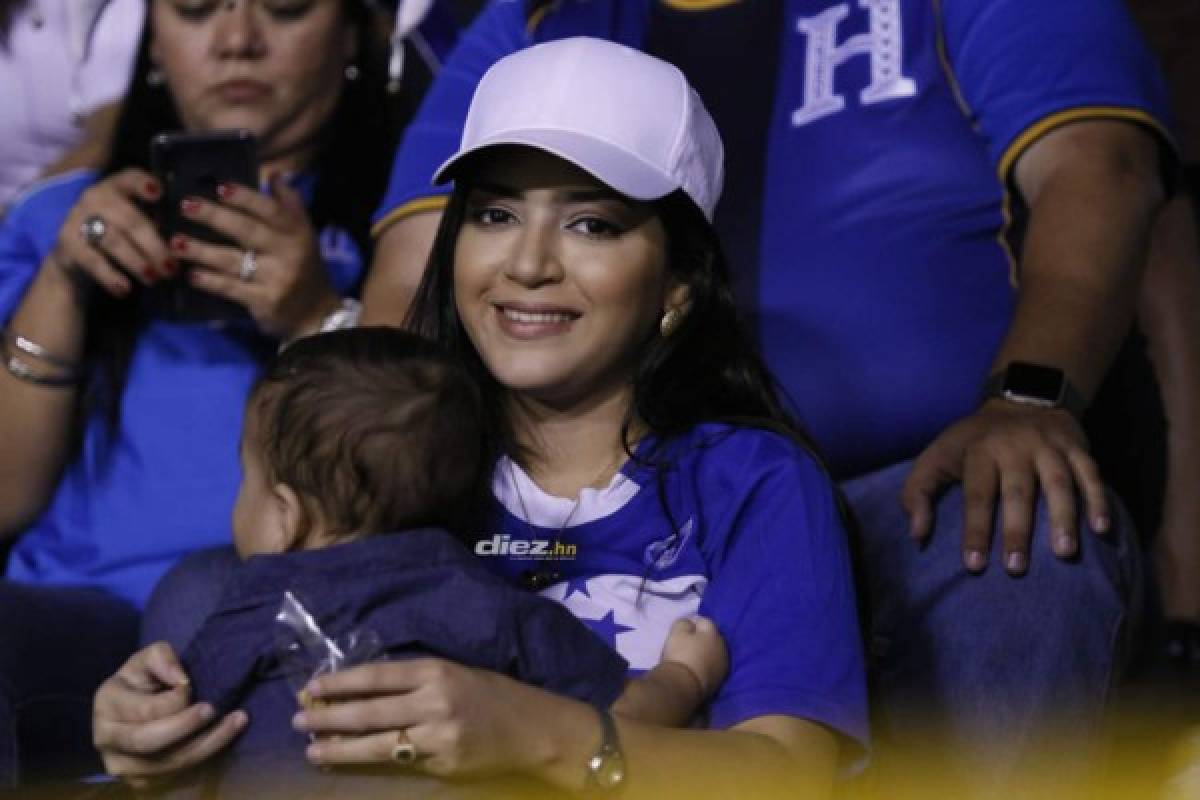 ¿Quién es la chica del maletín?; Las bellezas que adornan el Estadio Olímpico