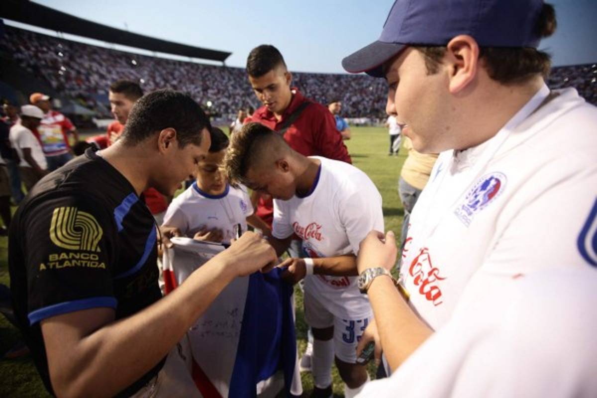 Las fotos más curiosas que se vieron en el estadio Nacional en la gran final