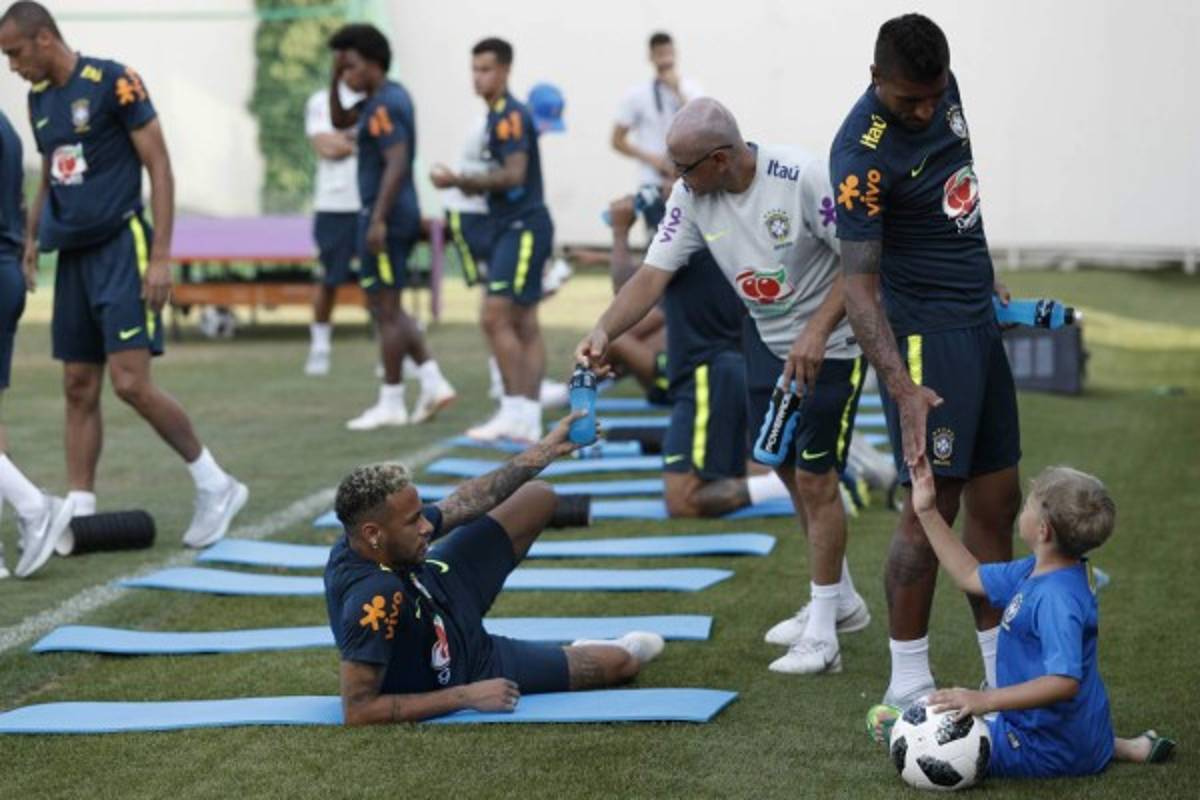 Risas, bromas y tierna visita a Neymar en el entreno de Brasil