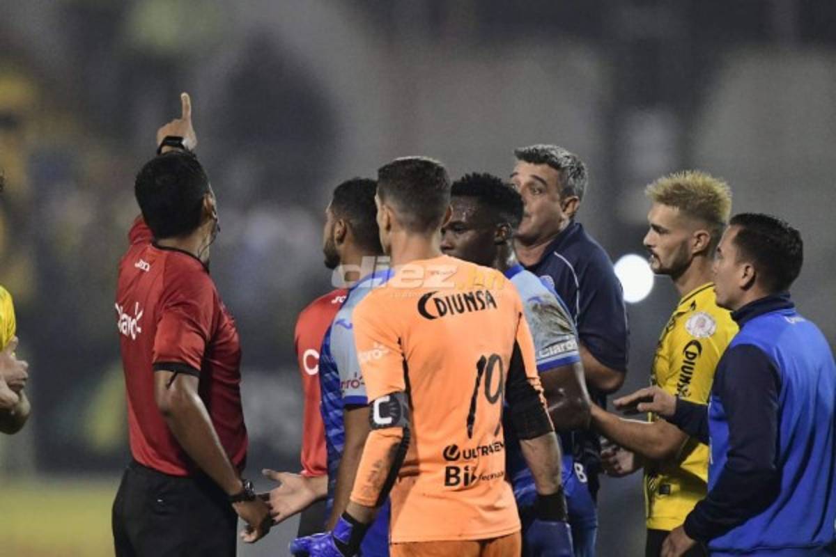 Latas, vasos y caja de cerveza: Diego Vázquez se descontroló en el Morazán