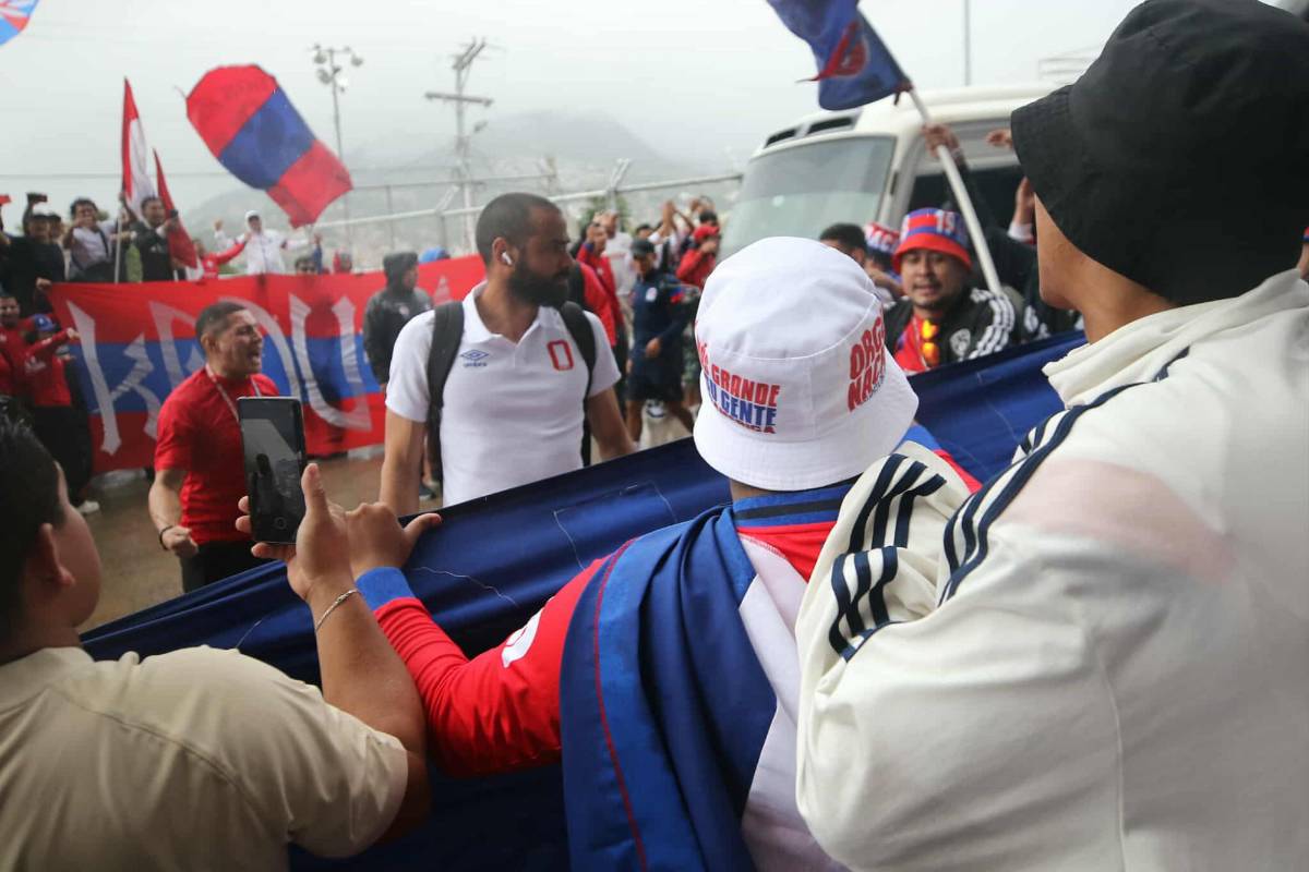 Imágenes: Así le reclamó la Ultra Fiel al Olimpia, los encerraron ¿Cuál fue la reacción de Eduardo Espinel?