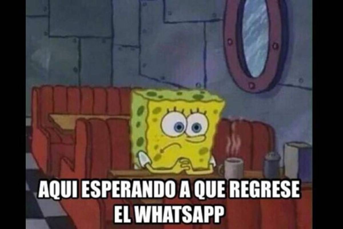 Se cae whatsapp y lo acribillan con duros memes