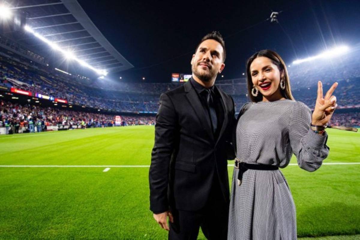 Carmen Villalobos y Sebastián Caicedo reciben en el Camp Nou su mejor regalo de bodas