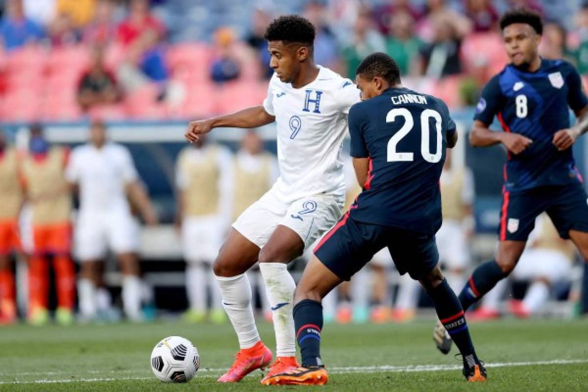 DENVER, COLORADO - JUNE 03: Antony Lozano #9 of Honduras advances the ball against Reggie Cannon #20 of USA in the second half during Game 1 of the Semifinals of the CONCACAF Nations League Finals of at Empower Field At Mile High on June 03, 2021 in Denver, Colorado. Matthew Stockman/Getty Images/AFP (Photo by MATTHEW STOCKMAN / GETTY IMAGES NORTH AMERICA / Getty Images via AFP)