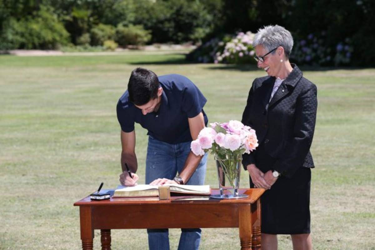 Novak Djokovic y su sesión de fotos con el trofeo del Abierto de Australia