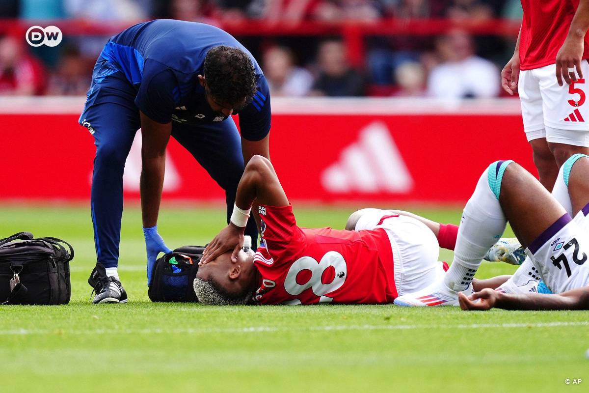 Durísimas imágenes: la escalofriante lesión de Danilo en la Premier League; tuvieron que cubrirlo con una lona