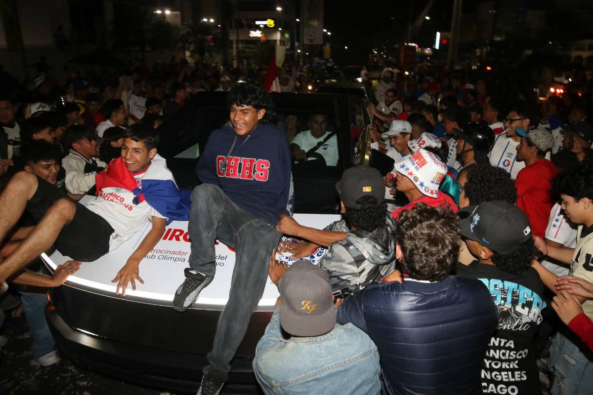 La Cybertruck de la 40, jugador casi se traga un confeti, los chalecos y locura de Espinel: las fotos más curiosas del título del Olimpia