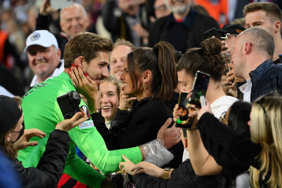 NO SE VIO EN TV: Festejó como Cristiano Ronaldo en el Camp Nou, crack del Eintracht tomó venganza contra Barcelona y el apasionado beso