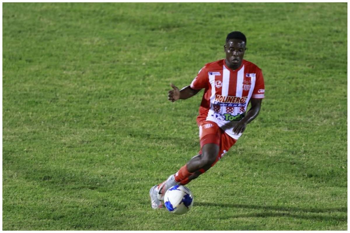 Marvin Bernárdez en alerta por una lesión de rodilla a causa del estado de las canchas de la Liga: “Son malas, pero así hemos crecido”