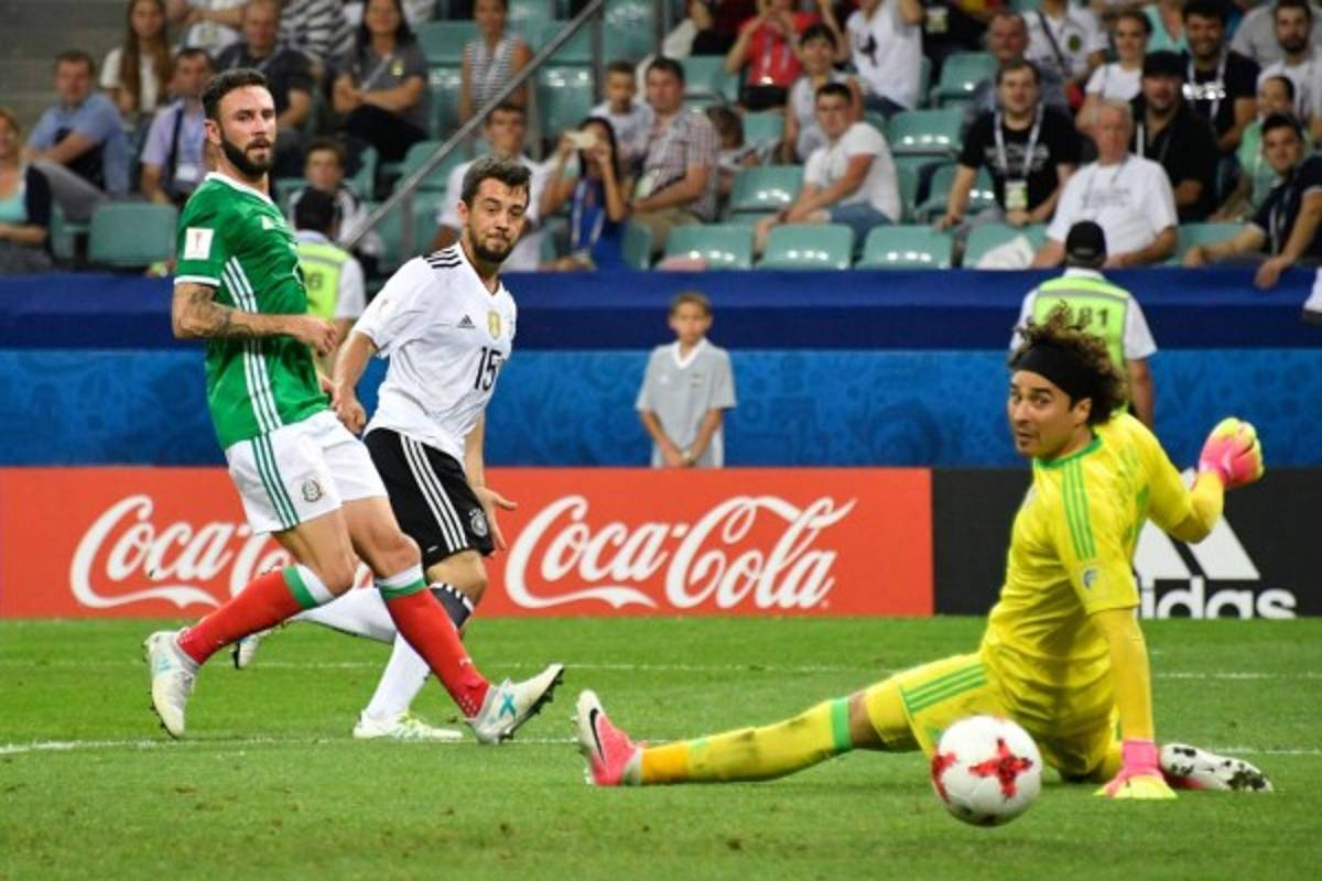 NO SE VIO POR TV: ¿Qué hacía Löw y qué le dijo Marco Fabián? El abrazo de 'Memo' Ochoa