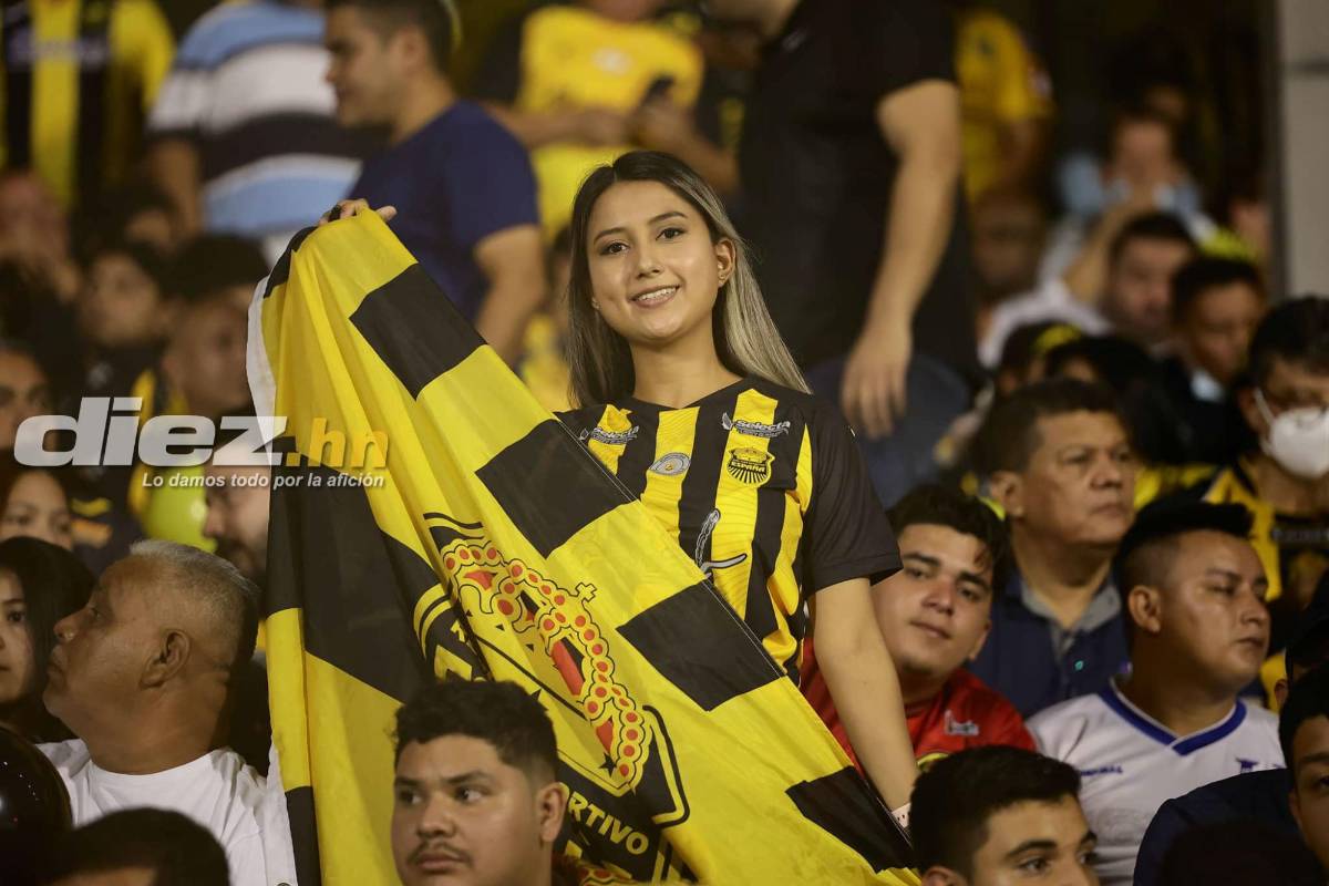 Bellas mujeres y gran ambiente en el estadio Morazán por el Real España-Alajuelense de la Liga Concacaf