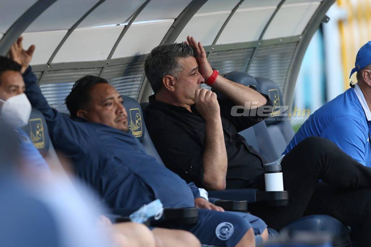 No pudo contener las lágrimas: Diego Vázquez llora y así fue captado en su último día como entrenador de Motagua