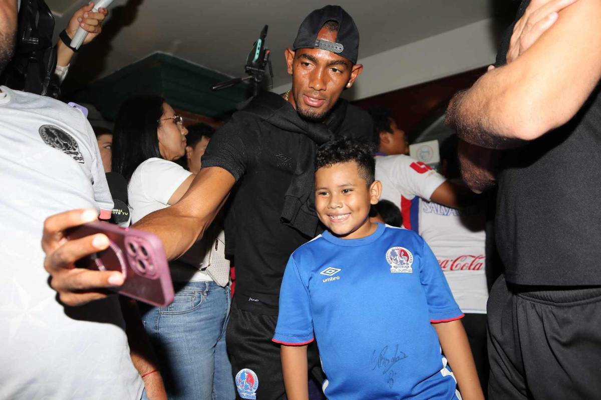 ¡Una locura de banderazo! Afición del Olimpia se desborda junto al plantel pensando en la corona 39