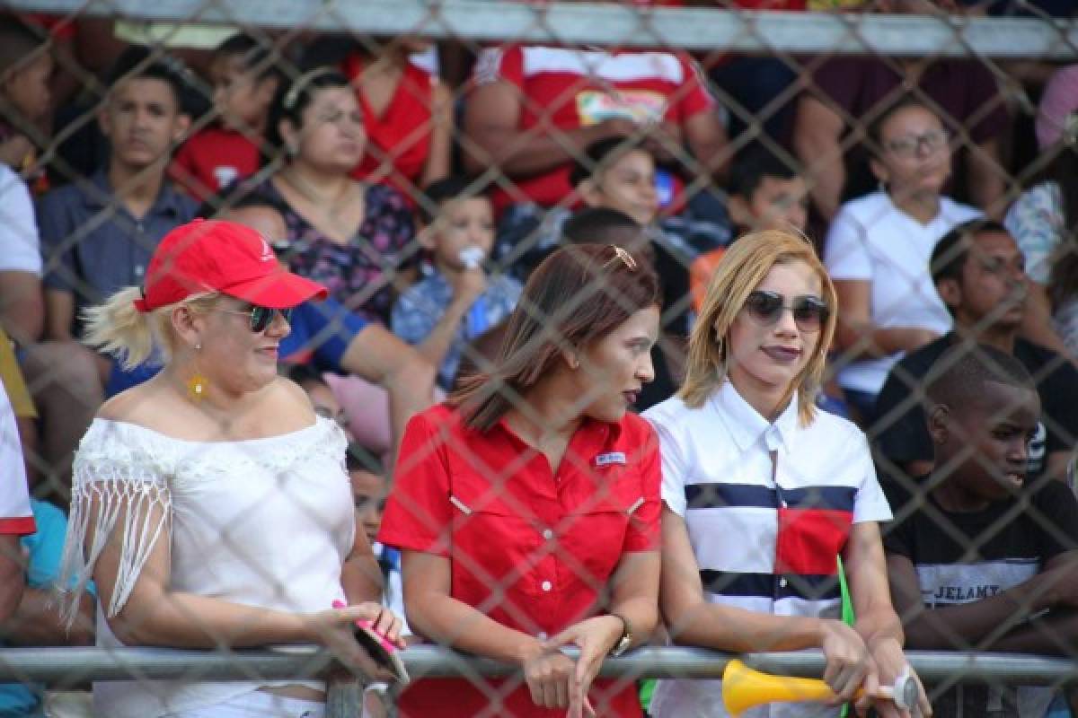 ¡Bellísimas! Final entre Real Sociedad y Olancho se llenó de lindas chicas