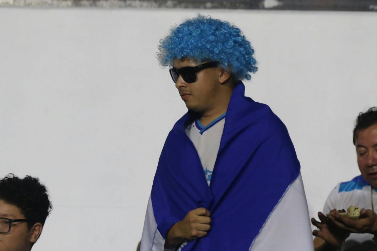 ¿Quién era la chica de azul? Pancarta sorprende, ritmo punta y jamaiquino con un ojo en Guatemala