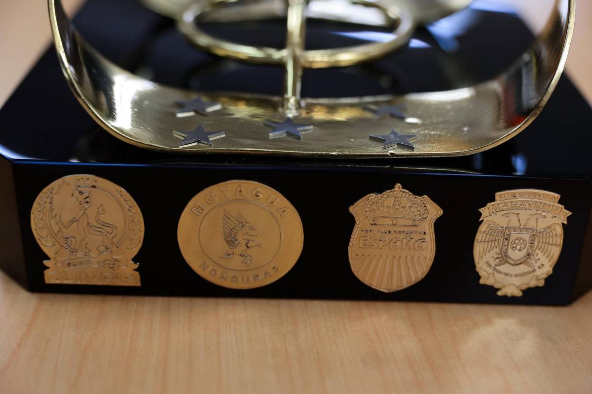 La Copa del próximo campeón de Liga Nacional visitó la sala de Redacción de DIEZ