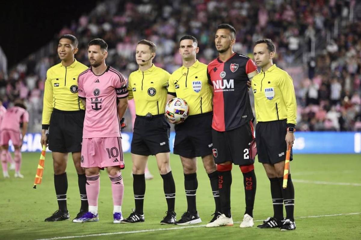 Beso a Messi, lindo gesto de Leo con Newell’s y el jugador que se llevó la camisa del “10” en su partido más especial