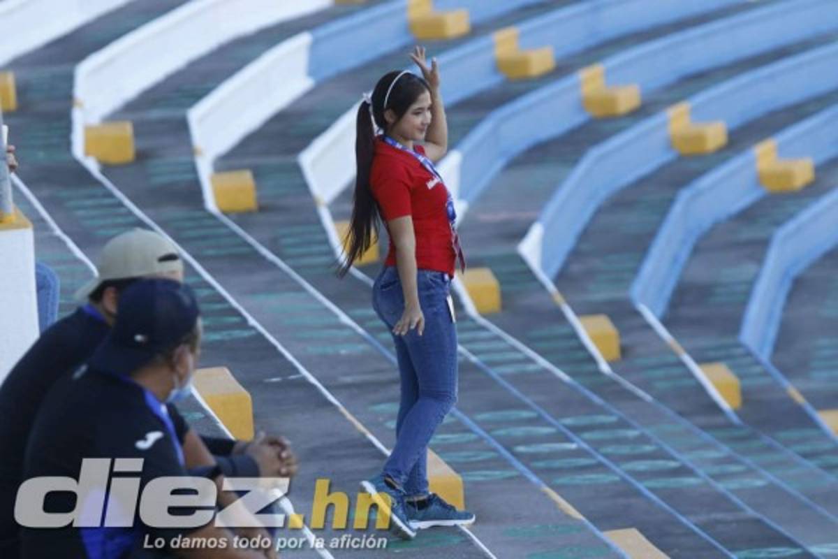 Padre e hijo, los primeros en llegar al Olímpico, seguridad total y la cancha luce espectacular