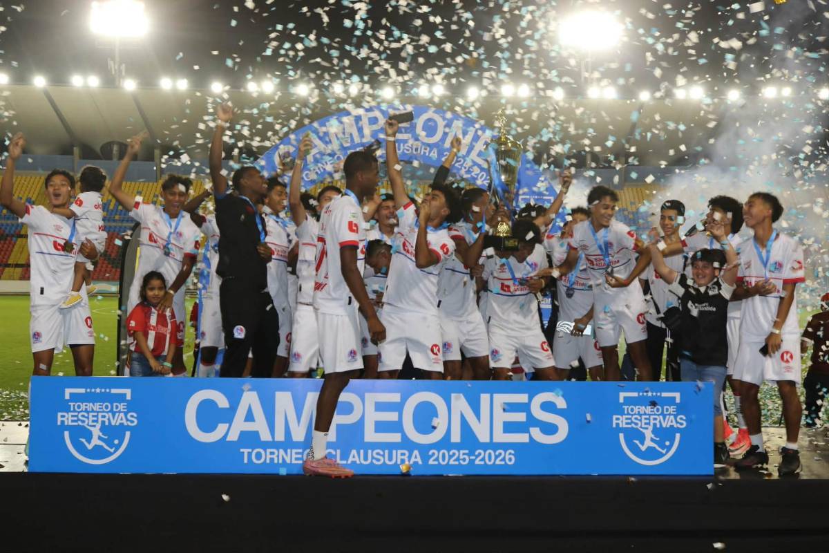 Imágenes: Olimpia celebró su título 11 en reservas y una leyenda los acompañó