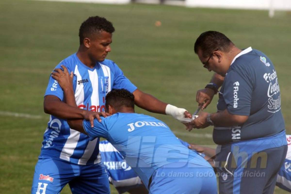 CURIOSAS: El abrazo de Carlo Costly y los que están atrás de Donis Escober