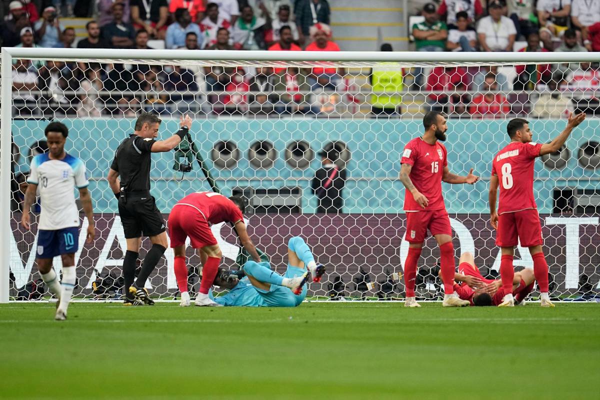 FOTOS: Portero de Irán se fue en camilla luego de recibir terrible golpe de su propio compañero en el Mundial de Qatar 2022