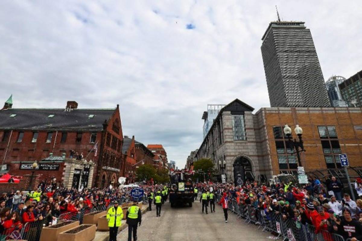 Aficionados de los Red Sox abarrotan calles de Bostón para celebrar la Serie Mundial