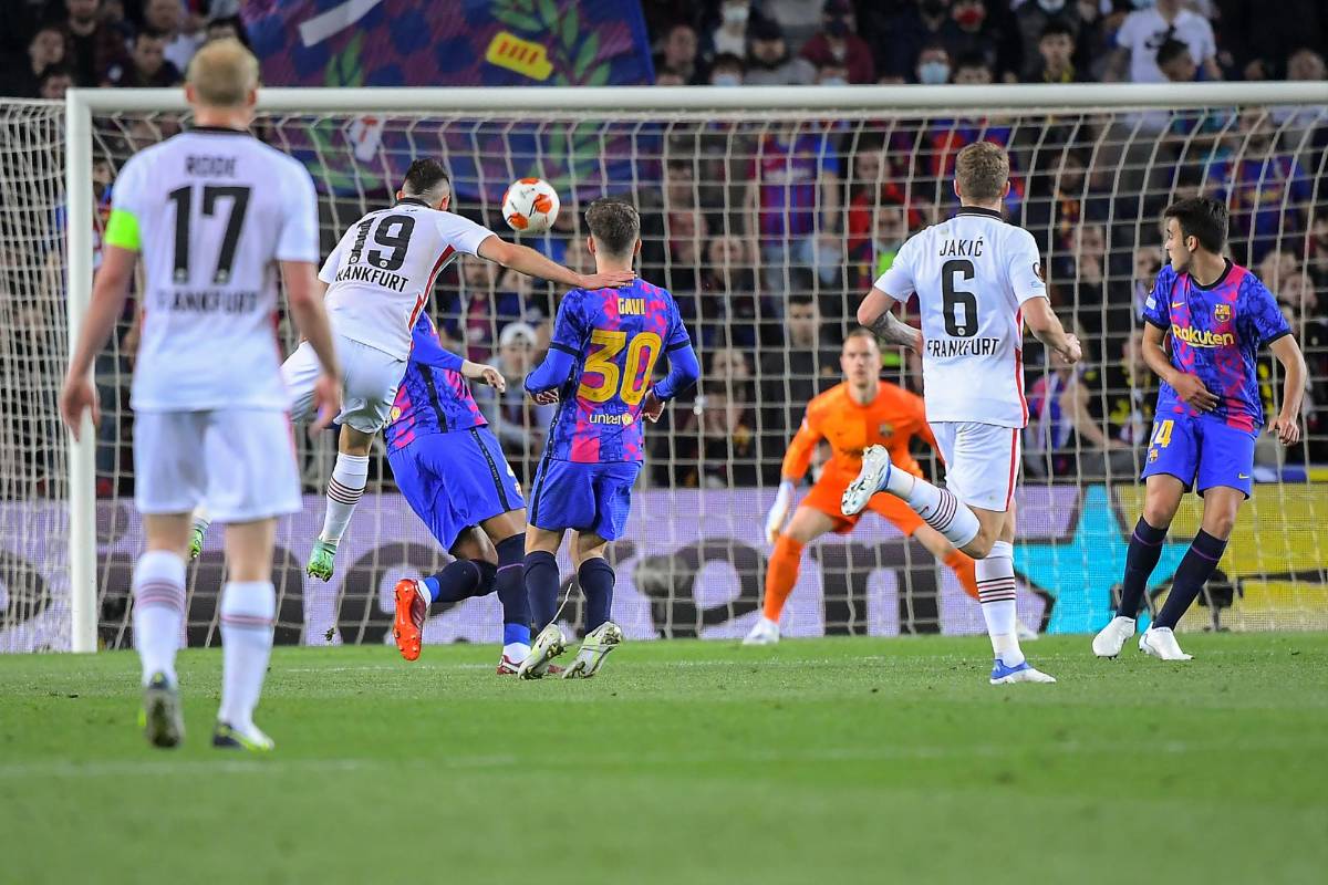 La tristes imágenes de la eliminación del Barcelona: Afición culé abandona, Adama Traoré destrozado, Xavi y sus constantes reclamos