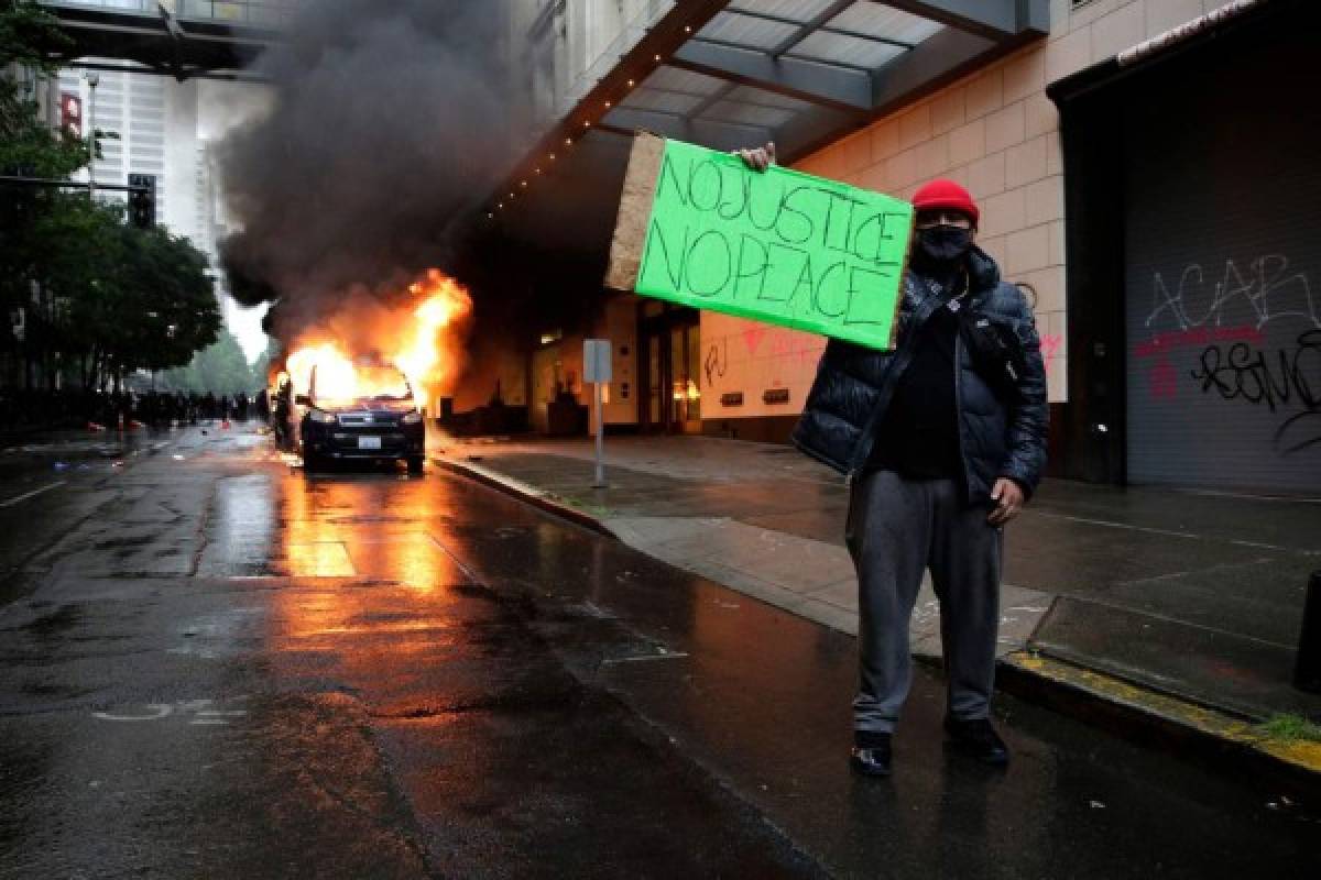 Terror en Minneapolis: Policía ataca con gas lacrimógeno y balas de goma a los protestantes