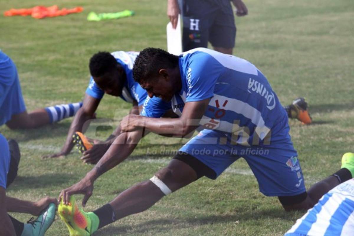 CURIOSAS: El abrazo de Carlo Costly y los que están atrás de Donis Escober