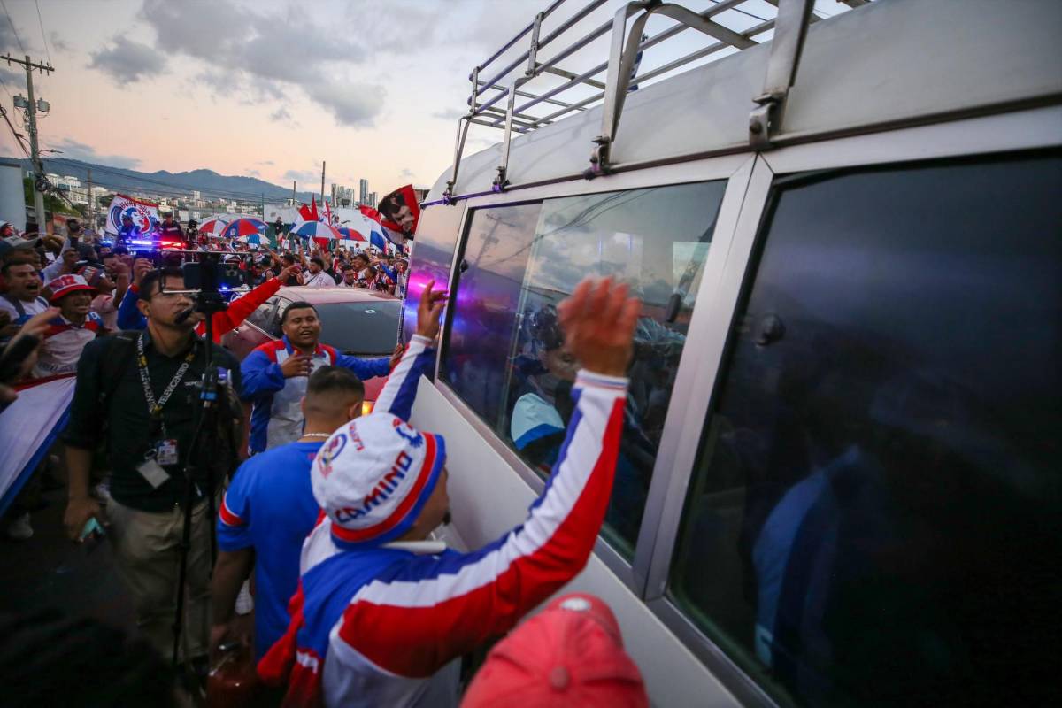 Impresionante recibimiento a Olimpia en la final contra Motagua, los tres legionarios europeos que sorprendieron y las dos bellezas