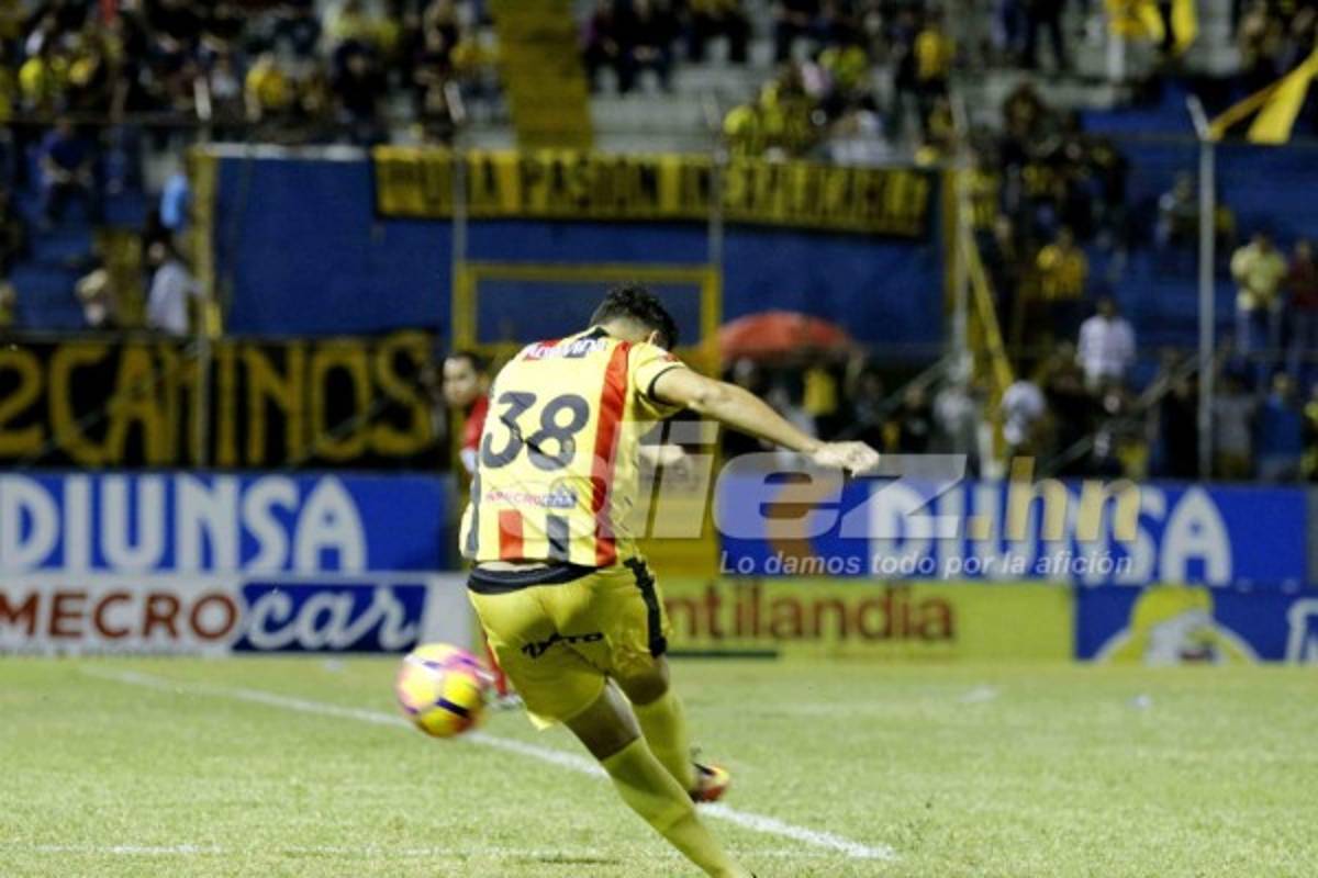 EN FOTOS: La chilena de Mario, la inexplicable expulsión de Pineda y el golazo de Jhow