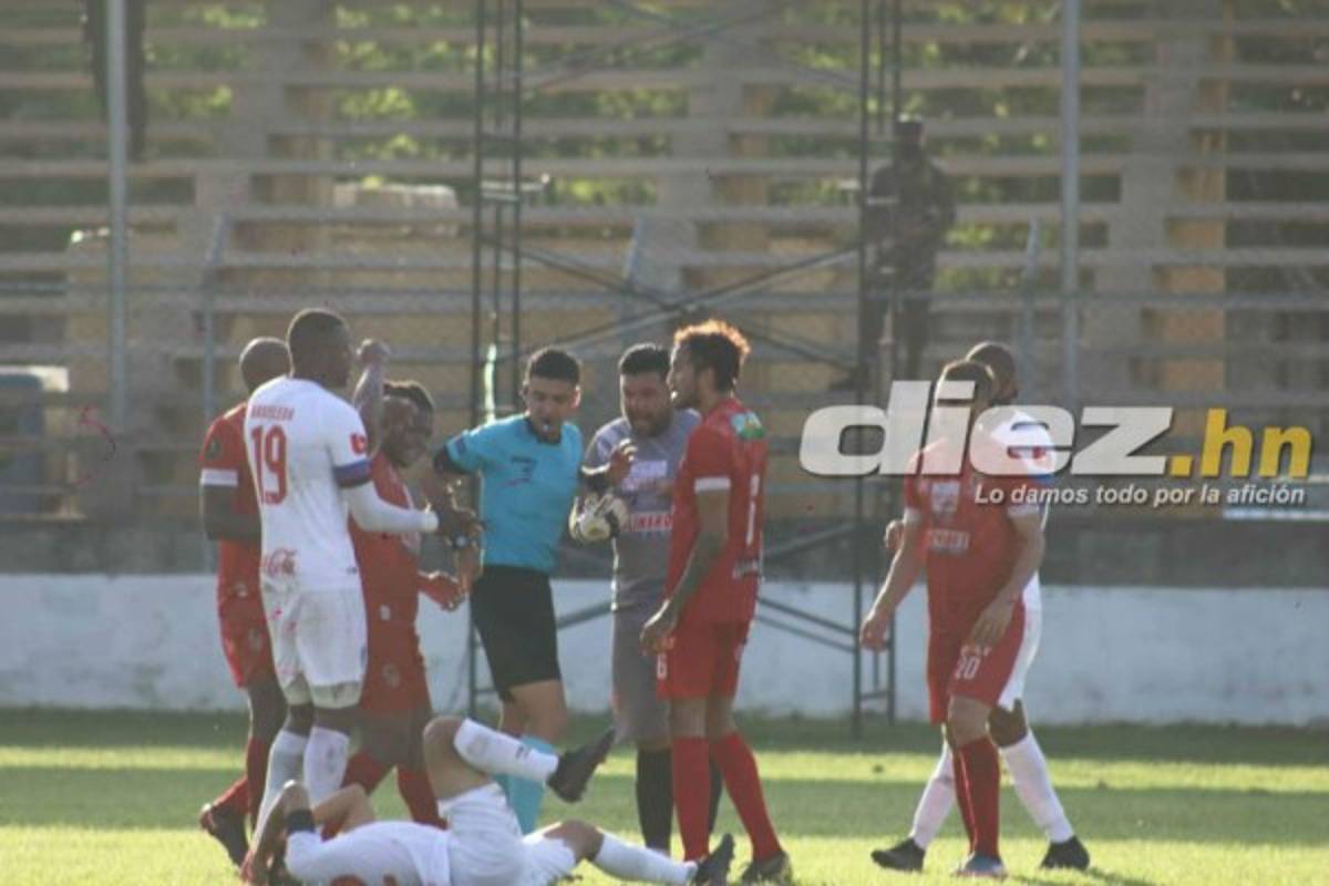 Fotos: La bronca de Obed con Carlos Pineda y el portero del Real de Minas que jugó de delantero