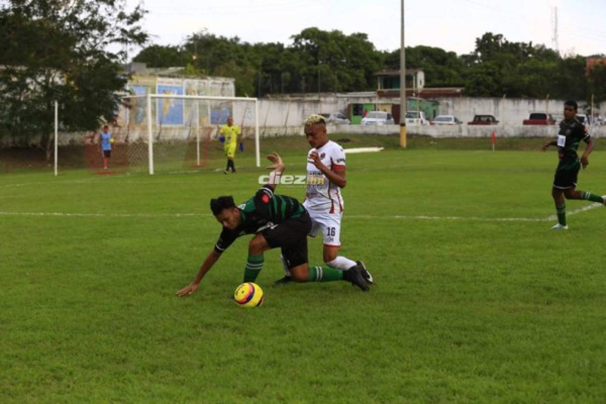 Liga de Ascenso: Uniforme del Barcelona, cancha inundada y Maco Mejía dando instrucciones