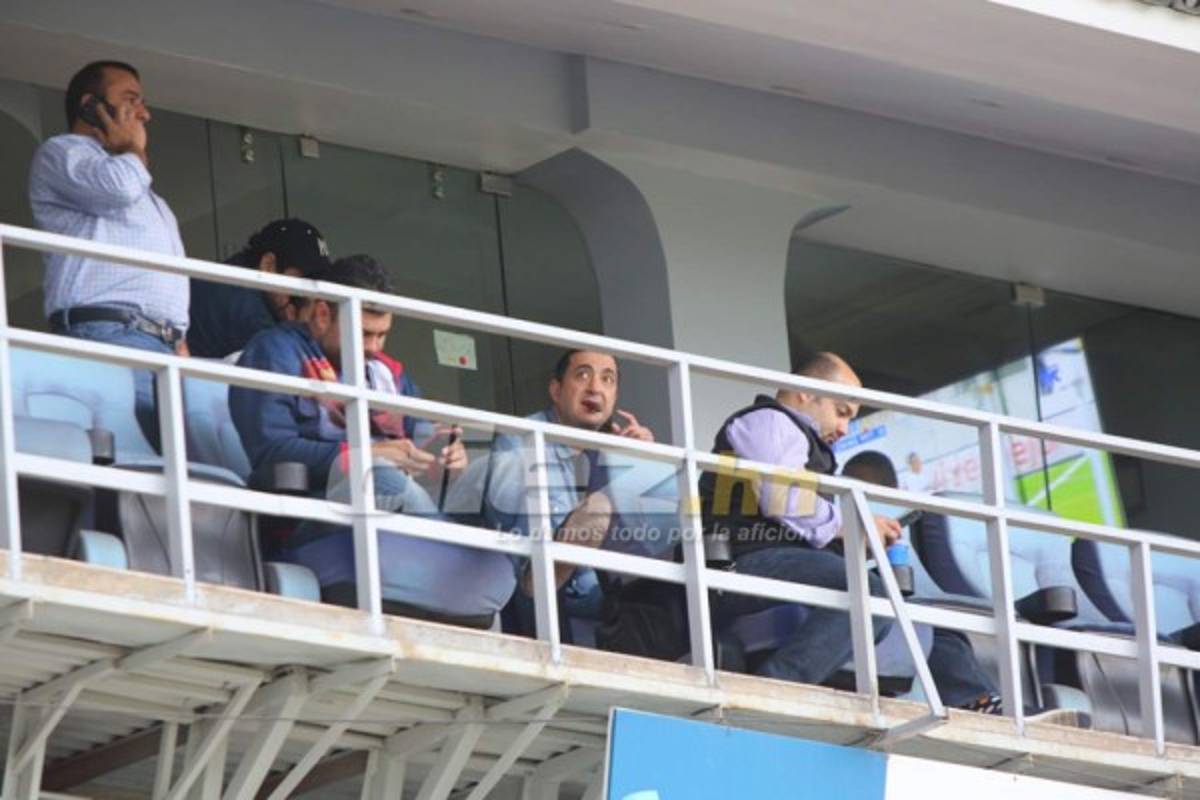 NO VISTE EN TV: El aficionado de lujo en el Nacional y Donis Escober estalló en ira