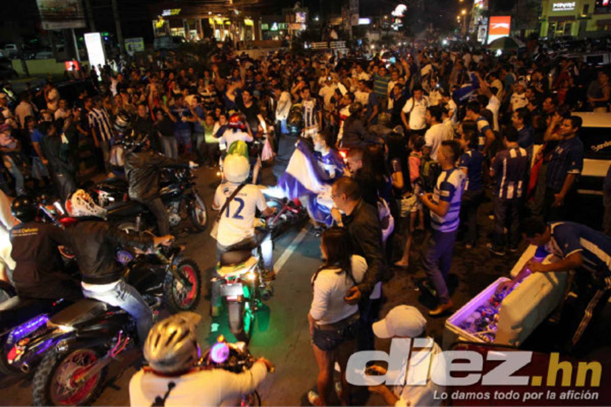 Hondureños celebrando clasificación al Mundial