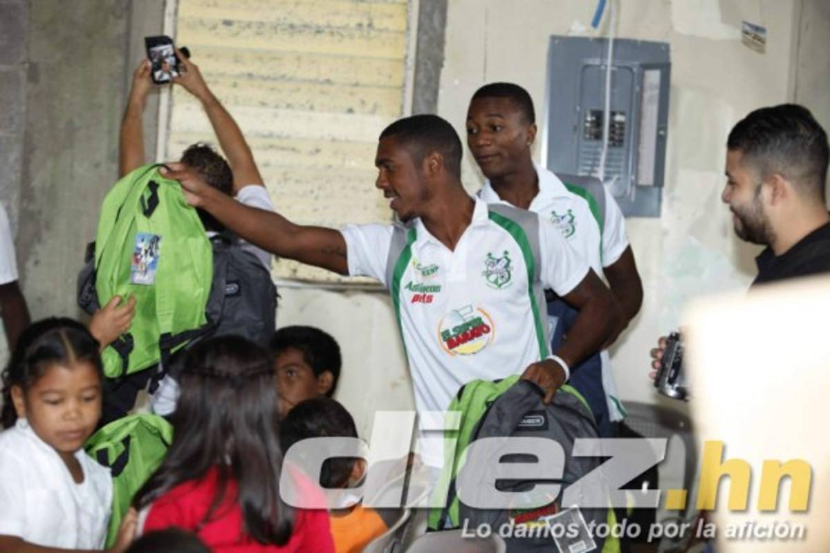 FOTOS: Jugadores del Platense regalan a niños mochilas con útiles escolares