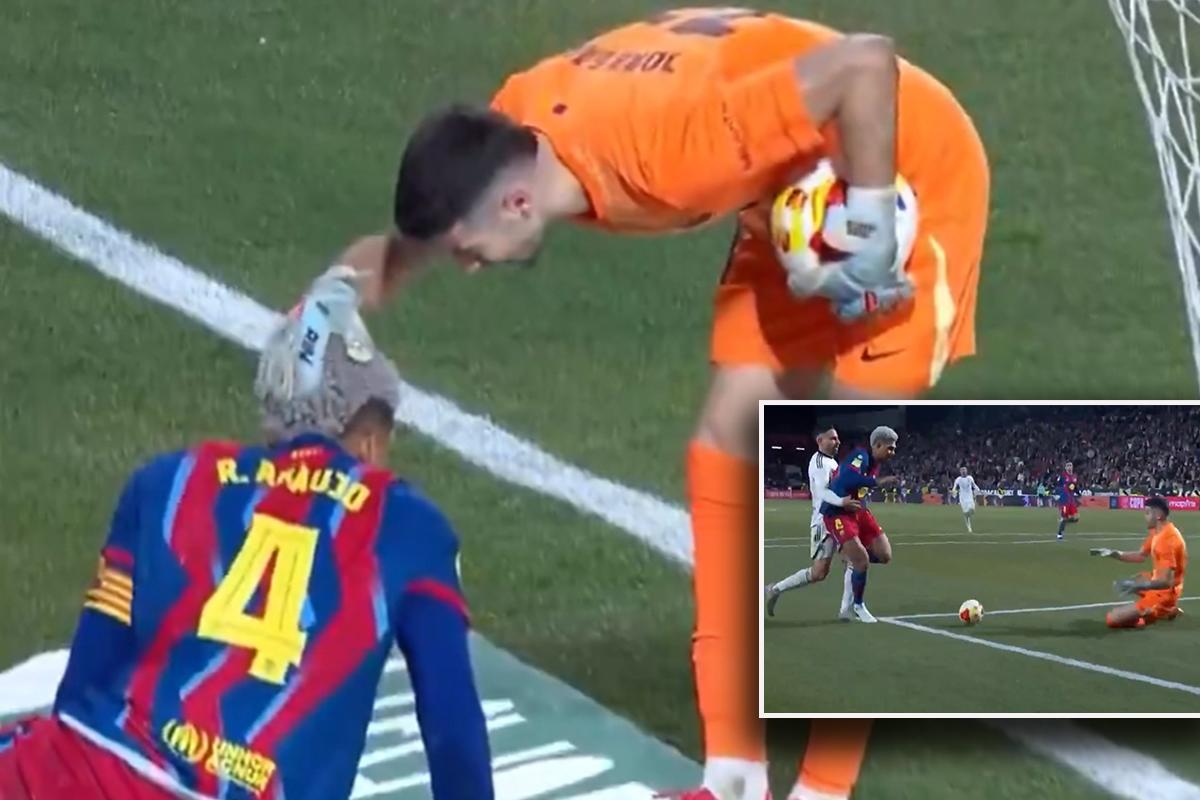 Insólito: el tiro de esquina que regaló Joan García por felicitar a Araujo en el Albacete-Barcelona