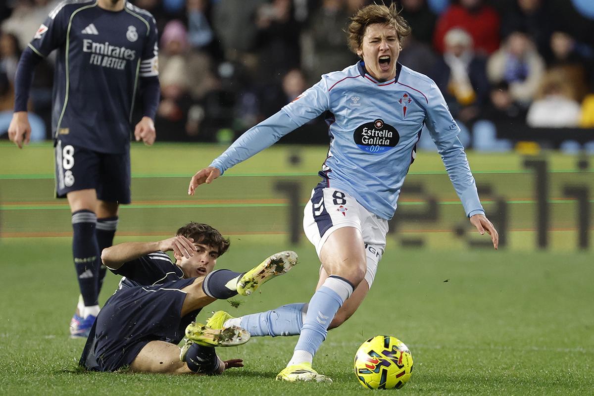 Enfado del Celta por el polémico gol del Real Madrid: Es falta, va con las dos piernas y lo derriba